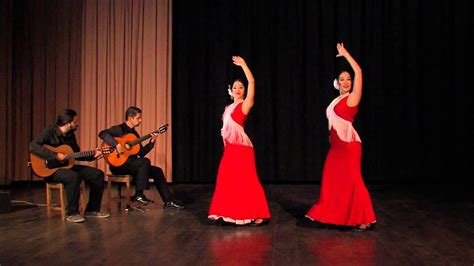 Entre Dos Aguas : Une danse mélancolique et une explosion passionnée de guitare flamenco